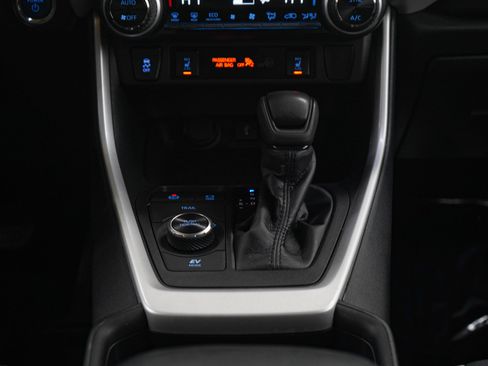 Used 2021 Toyota RAV4 XLE w/ XLE Grade Weather Package AWD/4WD image 17
