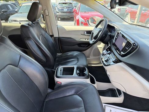 Used 2022 Chrysler Pacifica Touring-L FWD image 15