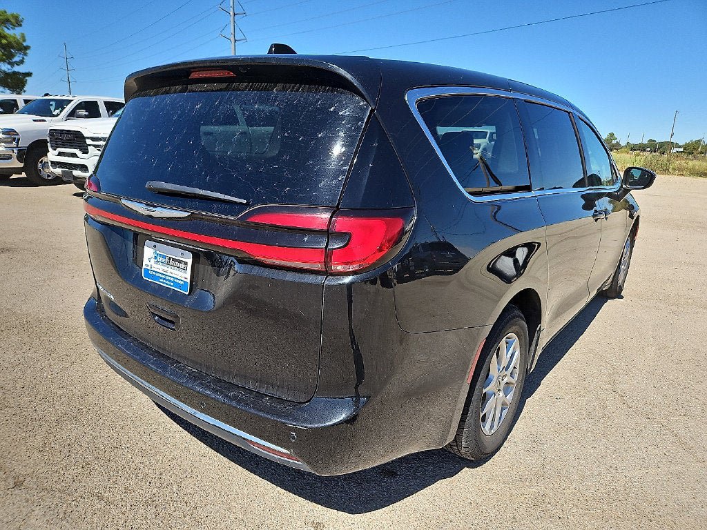 Used 2023 Chrysler Pacifica Touring-L FWD image 7