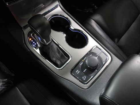 Used 2020 Jeep Grand Cherokee Limited image 16