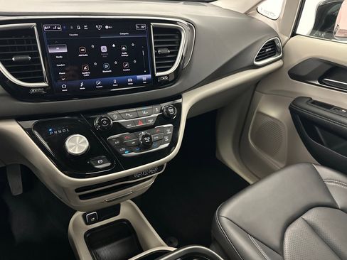 Used 2024 Chrysler Pacifica Touring-L image 27