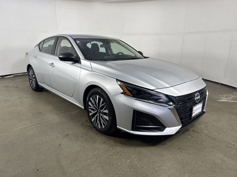 Certified 2024 Nissan Altima 2.5 SV image 3