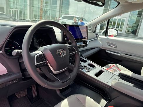 Used 2026 Toyota Sienna XLE FWD image 16