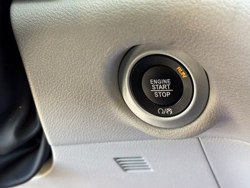 Certified 2023 Chrysler Voyager LX image 15