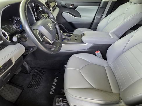 Used 2023 Toyota Highlander XLE FWD image 6