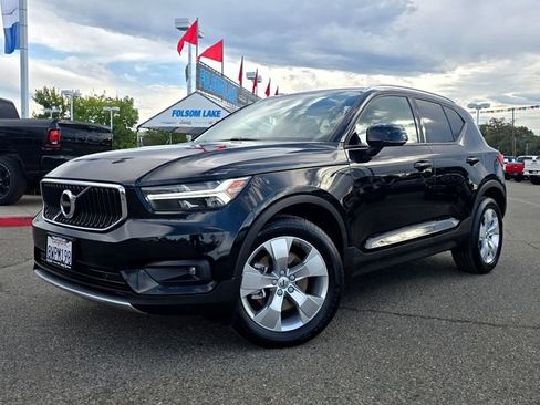 Used 2021 Volvo XC40 T4 Momentum image 3