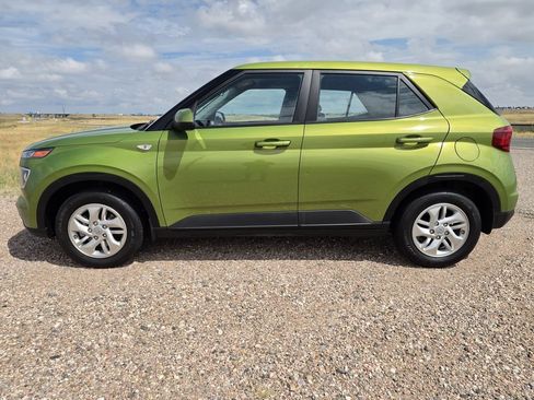 Used 2023 Hyundai Venue SE FWD image 2