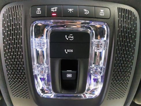 Used 2022 Mercedes-Benz GLB 250 w/ Premium Package Lite image 40