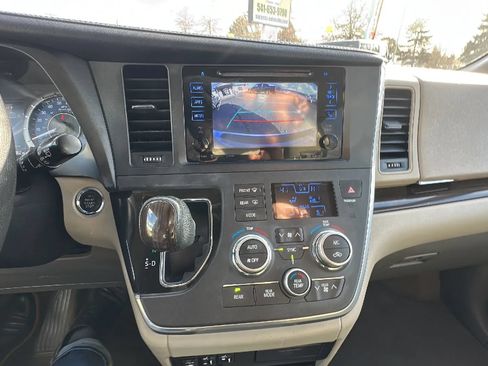 Used 2017 Toyota Sienna XLE Premium AWD/4WD image 16