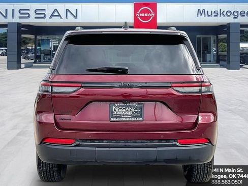 Used 2025 Jeep Grand Cherokee Altitude AWD/4WD image 6