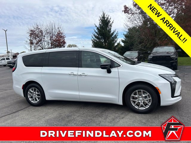 Used 2027 Chrysler Pacifica Select FWD image 4
