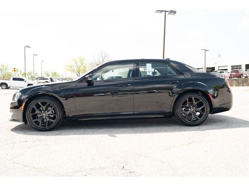 Used 2022 Chrysler 300 Touring L w/ Safetytec Plus Group RWD image 5