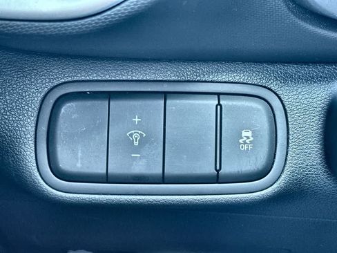 Used 2025 Hyundai Venue SE FWD image 17