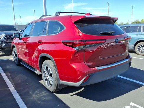 Used 2023 Toyota Highlander XLE w/ Protection Package #3 (TMS) AWD/4WD image 3