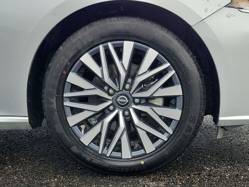 Used 2024 Nissan Altima 2.5 SV image 5