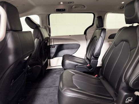 Used 2024 Chrysler Pacifica Touring-L image 22