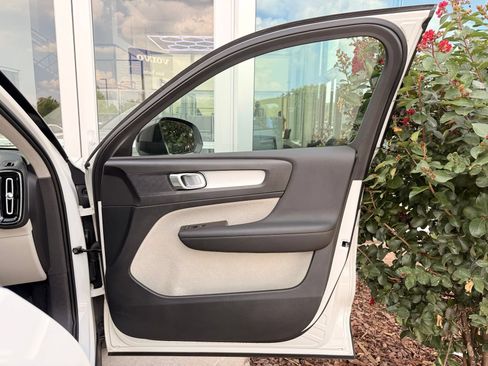 Used 2020 Volvo XC40 T4 Momentum w/ Protection Package FWD image 20
