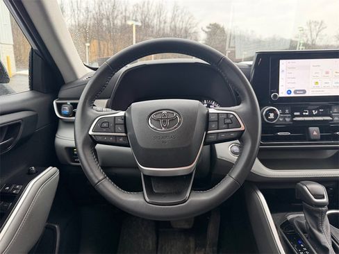 Used 2023 Toyota Highlander LE image 15