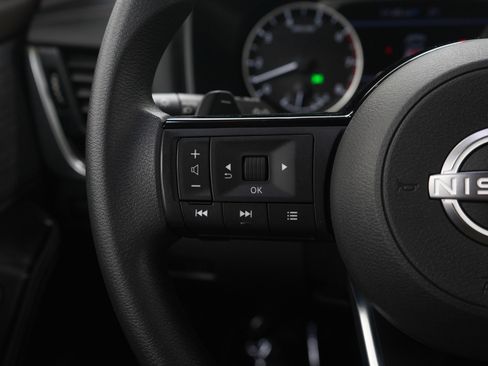 Used 2023 Nissan Rogue SV image 27