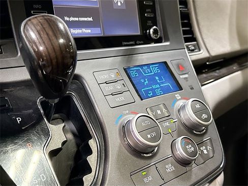 Used 2018 Toyota Sienna XLE image 18