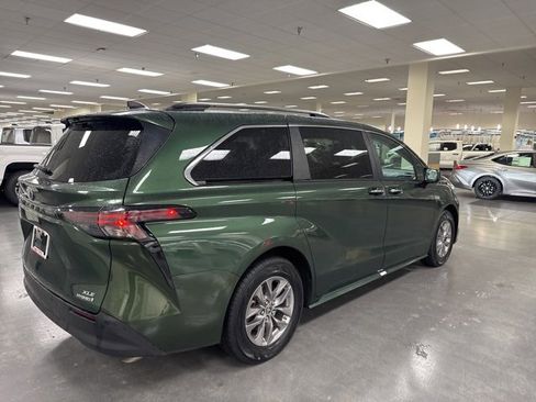 Used 2024 Toyota Sienna XLE image 7