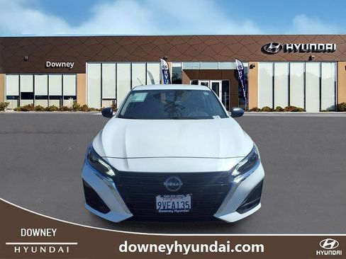 Used 2025 Nissan Altima 2.5 SV FWD image 2