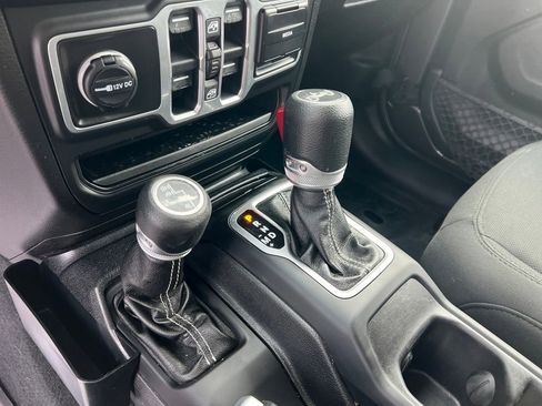 Used 2018 Jeep Wrangler Unlimited Sahara image 25