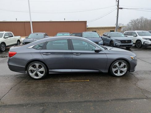 Used 2018 Honda Accord Touring image 2