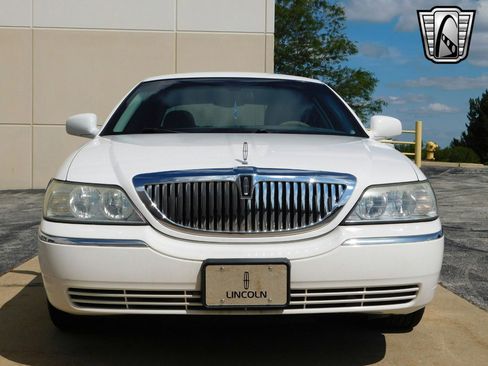 Used 2003 Lincoln Town Car Executive image 7