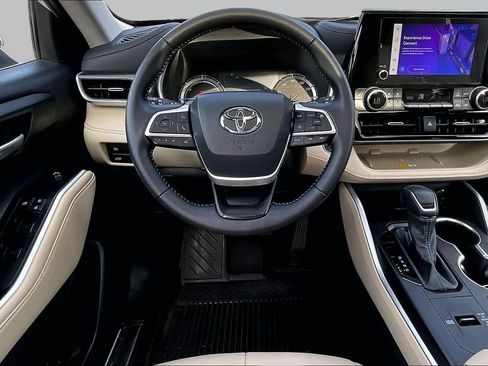Used 2024 Toyota Highlander XLE FWD image 6