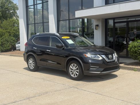 Used 2018 Nissan Rogue SV FWD image 2