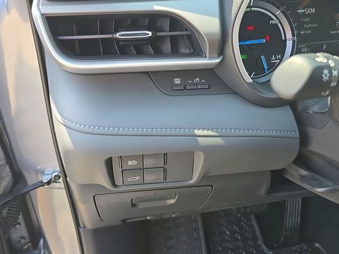Used 2021 Toyota Highlander XLE AWD/4WD image 12