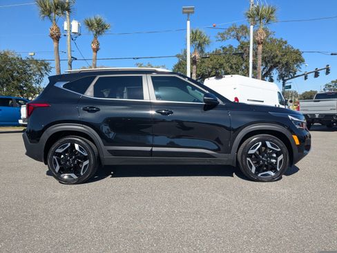 Used 2025 Kia Seltos SX w/ SX Sunroof Package image 3