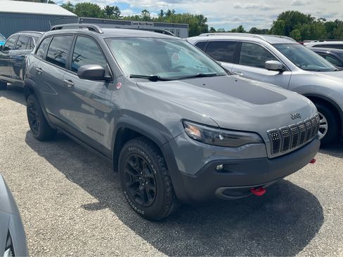 Used 2019 Jeep Cherokee Trailhawk w/ Cold Weather Group AWD/4WD image 3