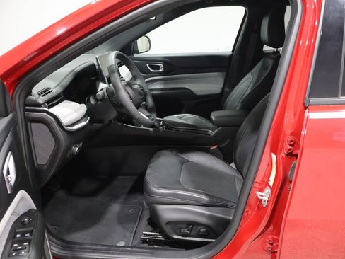 Used 2023 Jeep Compass Latitude w/ Mopar Graphics Package AWD/4WD image 10