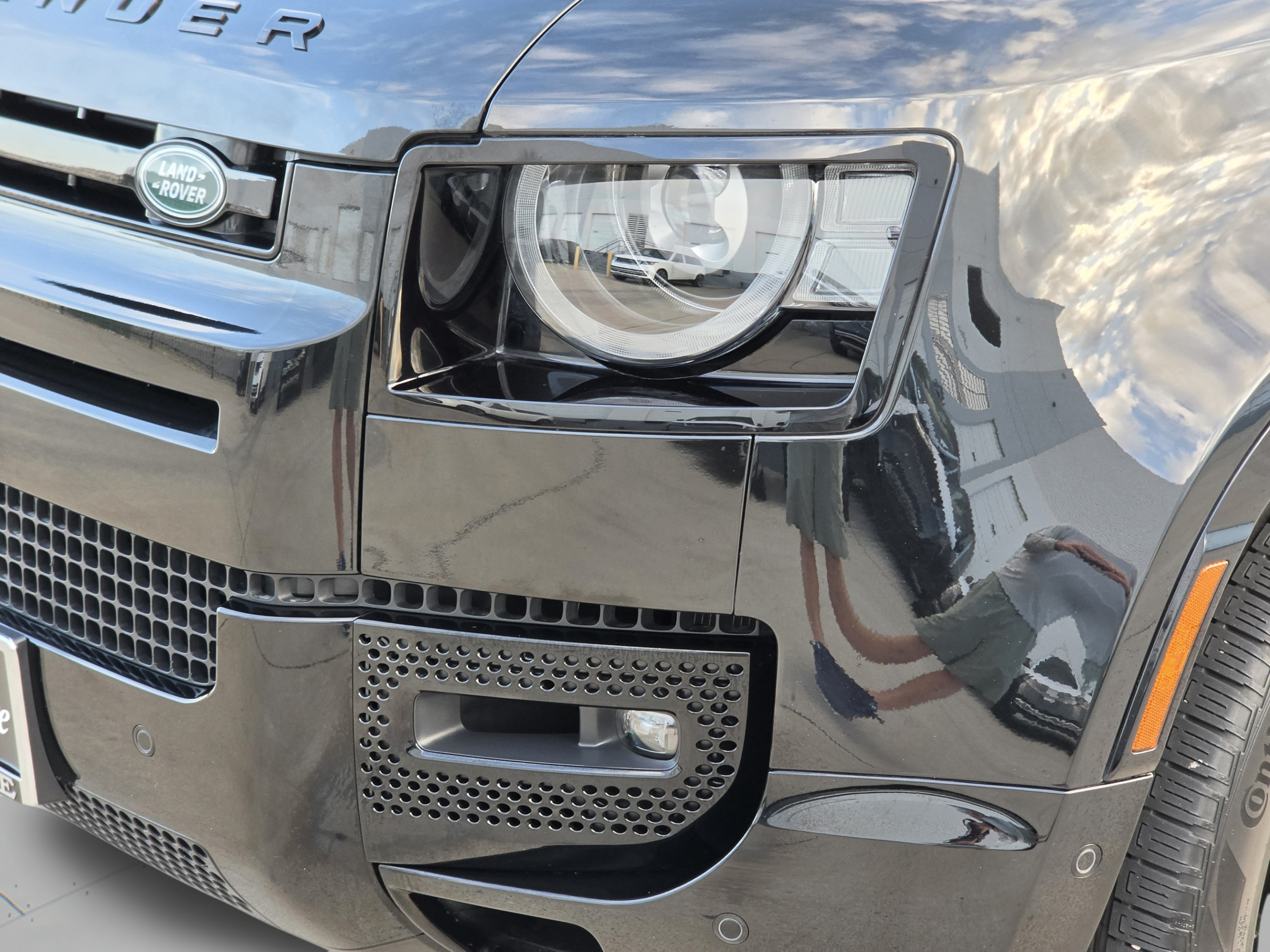 Used 2025 Land Rover Defender 130 X-Dynamic SE AWD/4WD image 32