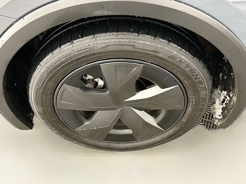 Used 2025 Toyota Prius Plug-In Hybrid image 11