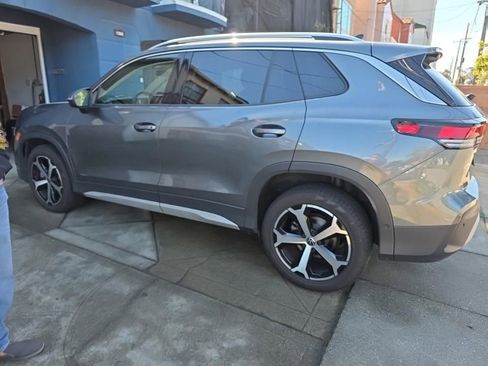 Used 2025 Volkswagen Tiguan SE AWD/4WD image 2