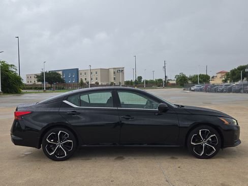 Used 2024 Nissan Altima 2.5 SR FWD image 2