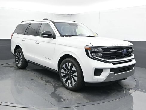 Used 2025 Ford Expedition Platinum w/ Driver's Package AWD/4WD image 6
