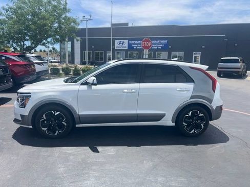 Used 2023 Kia Niro Wave w/ Wave Preserve Package FWD image 2