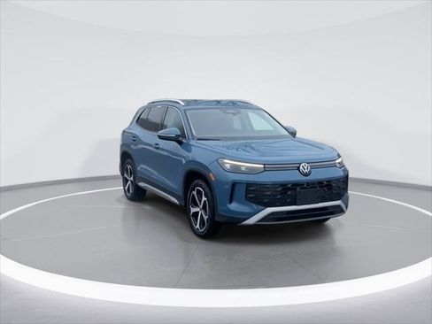 Used 2025 Volkswagen Tiguan SE AWD/4WD image 2