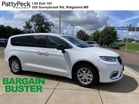 Used 2025 Chrysler Pacifica Select FWD image 1