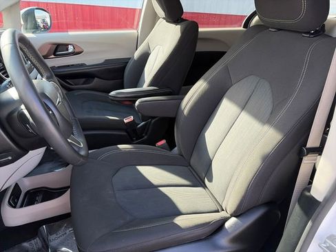 Used 2023 Chrysler Voyager LX FWD image 36