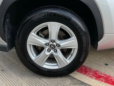 Used 2025 Toyota Highlander LE image 9