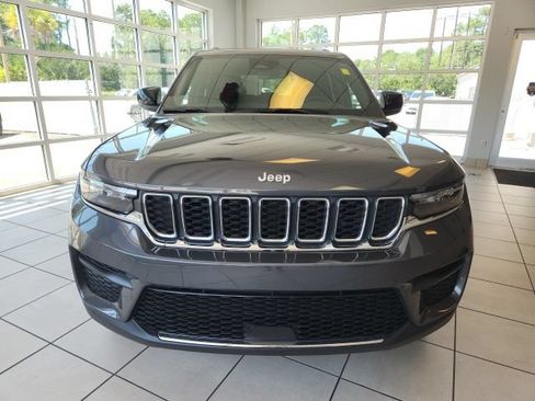 Certified 2025 Jeep Grand Cherokee Laredo w/ Luxury Tech Group I RWD image 3