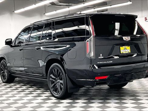 Used 2024 Cadillac Escalade ESV Sport Platinum AWD/4WD image 3
