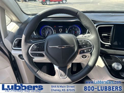 Used 2024 Chrysler Pacifica Touring-L image 14
