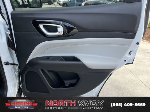 Used 2025 Jeep Compass Limited image 22
