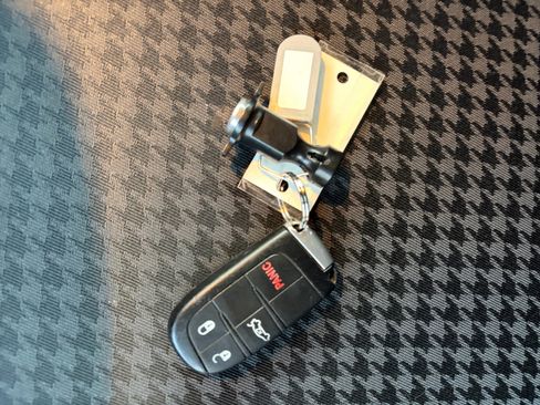 Used 2016 Dodge Challenger SXT image 32